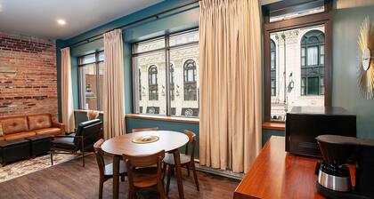 Street View Queen Suite - Spectacular Views of Downtown Duluth's Superior Street