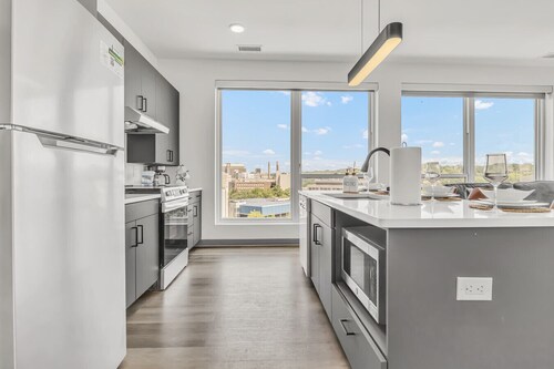 Upscale & Charming ADA 2BR | Cleveland Clinic