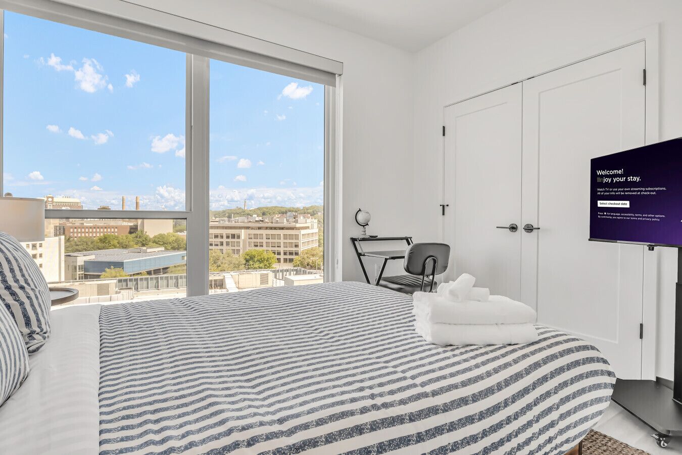 3 habitaciones, escritorio, tabla de planchar con plancha y wifi 