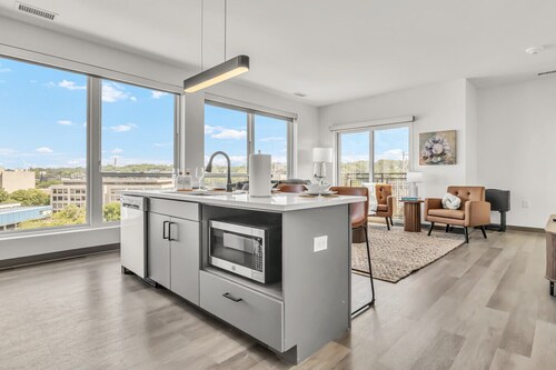 Upscale & Charming ADA 2BR | Cleveland Clinic