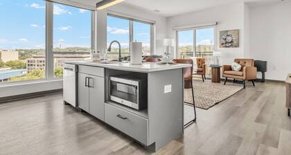 Upscale & Charming ADA 2BR | Cleveland Clinic