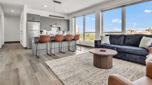 Een modern appartement met keuken, eethoek en woonkamer.