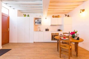 Kühlschrank, Mikrowelle, Ofen, Geschirrspüler