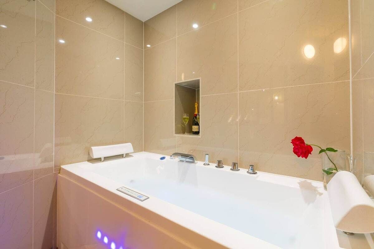 Shower, hair dryer, towels