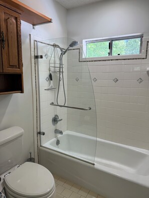 ヘアドライヤー、タオル、石鹸、トイレットペーパー