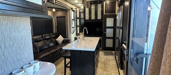 Luxury RV Camper Southern UTAH!