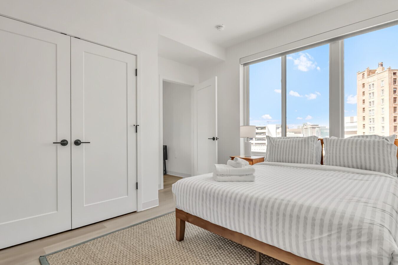 3 habitaciones, escritorio, tabla de planchar con plancha y wifi 