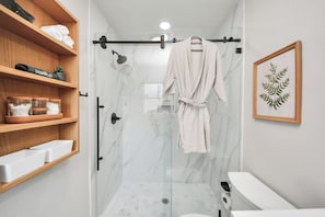 Dusche, Haartrockner, Handtücher, Seife