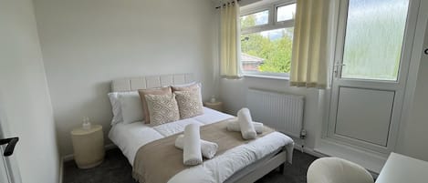 2 bedrooms, iron/ironing board, free wired Internet, bed sheets