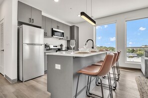 Private kitchen - Luxury & Calming 2BR | Cleveland Clinic (Cleveland)