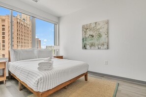 3 bedrooms, desk, iron/ironing board, WiFi - Luxury & Calming 2BR | Cleveland Clinic (Cleveland)
