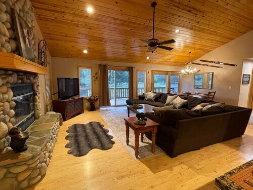 Crazy Bear Meadow 
GREAT LOCATION 2 Master bedrooms, GameRoom, Spa and Fireplace