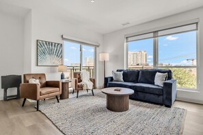 TV - Serene & Spacious 2BR | Cleveland Clinic (Cleveland)