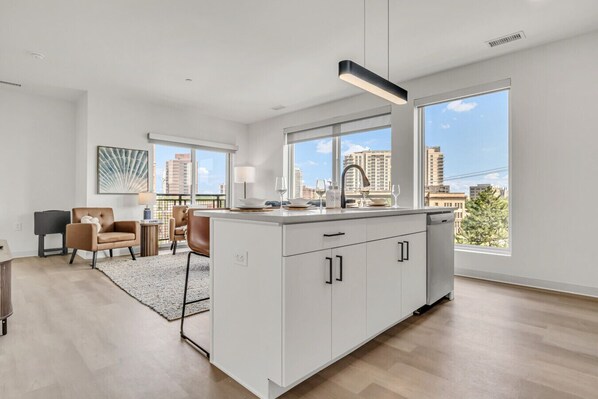 Interior - Serene & Spacious 2BR | Cleveland Clinic (Cleveland)