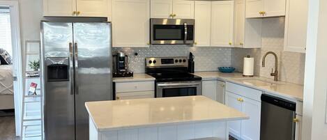 Een koelkast, een magnetron, een oven, een kookplaat