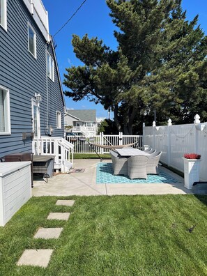 Outdoor dining - Perfect 4-bedroom house in Ocean City, NJ - with Pool (Ocean City)