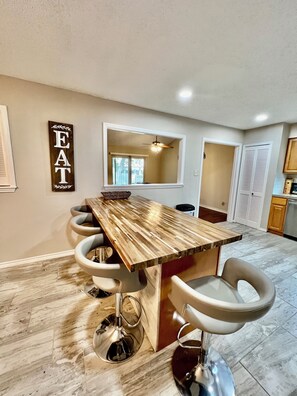 Dining - 3BR Furnished Retreat w/ Yard, BBQ & Fast Wi-Fi – San Antonio (San Antonio)