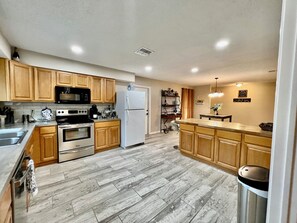 Private kitchen - 3BR Furnished Retreat w/ Yard, BBQ & Fast Wi-Fi – San Antonio (San Antonio)