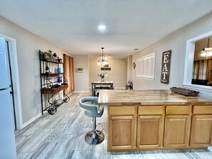 Interior - 3BR Furnished Retreat w/ Yard, BBQ & Fast Wi-Fi – San Antonio (San Antonio)