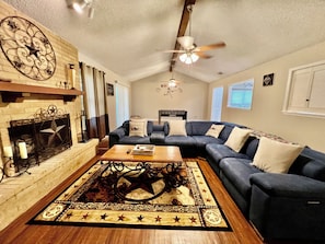 Living area - 3BR Furnished Retreat w/ Yard, BBQ & Fast Wi-Fi – San Antonio (San Antonio)