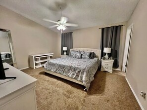 Room - 3BR Furnished Retreat w/ Yard, BBQ & Fast Wi-Fi – San Antonio (San Antonio)