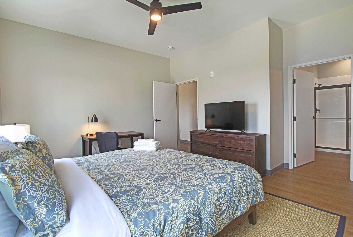 2 slaapkamers, een bureau, een strijkplank/strijkijzer, wifi