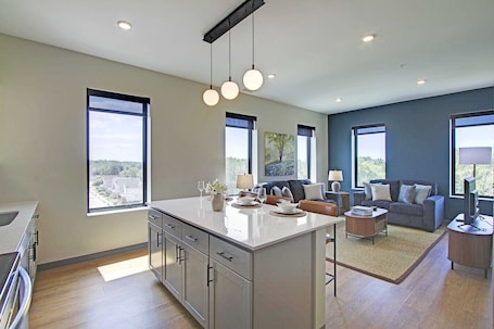 Interior. Serene 2 Bed/2 Bath | Cleveland Clinic | Free Garage