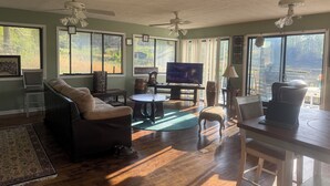 Living area - Cool villa on private lake with breathtaking views and perfect sunsets (Clarkesville)