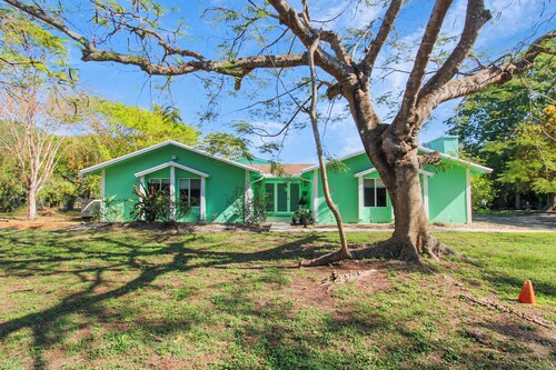 Upscale Tropical Hideaway for Families & Groups. Pet-Friendly!