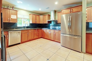 Microondas, horno, parrilla de estufa y lavavajillas