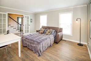 Interior - Spacious 3,400 Sq Ft Family Retreat - Sleeps 11 - Game Room + Lake View (Newburgh)