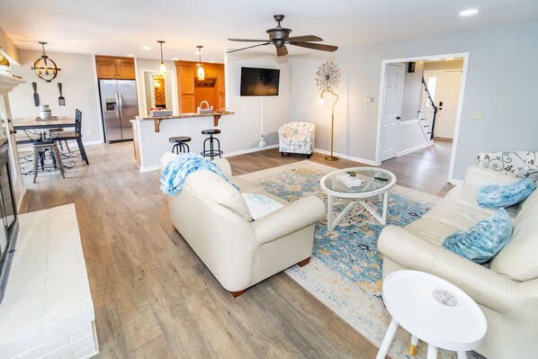 TV - Spacious 3,400 Sq Ft Family Retreat - Sleeps 11 - Game Room + Lake View (Newburgh)