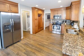 Microwave, oven, stovetop, dishwasher - Spacious 3,400 Sq Ft Family Retreat - Sleeps 11 - Game Room + Lake View (Newburgh)