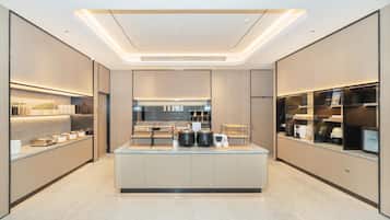 Una cocina moderna con una isla central, electrodomésticos integrados y amplio espacio de almacenamiento.