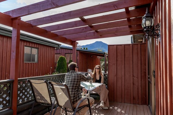 Outdoor dining - Alpine Springs Motel | Unit 8 (Hanmer Springs)