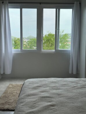 Iron/ironing board, WiFi, bed sheets