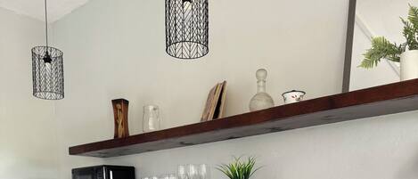 Een microgolfoven, een oven, een kookplaat