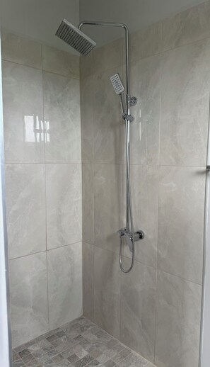 Dusj, hårføner, håndklær og såpe