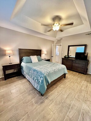 Room - 4BR Universal City Retreat • Military & Corporate Housing • Wi-Fi (Universal City)