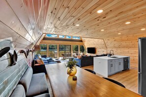 Fernseher, Kamin, Tischfußball