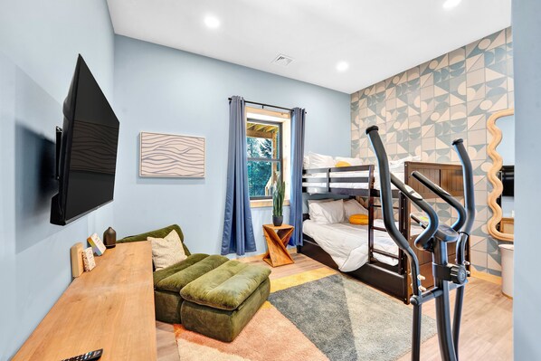 6 bedrooms, iron/ironing board, WiFi, bed sheets