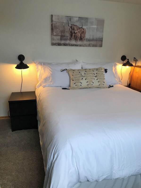 1 bedroom, iron/ironing board, free WiFi, bed sheets - Pleasant Mother In-Law Suite with AC in Inver Grove Heights.  Private driveway (Inver Grove Heights)