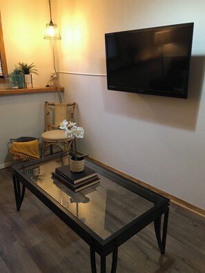 Smart TV, books - Pleasant Mother In-Law Suite with AC in Inver Grove Heights. Private driveway (Inver Grove Heights)