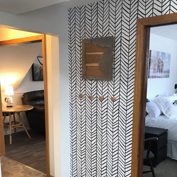 1 bedroom, iron/ironing board, free WiFi, bed sheets - Pleasant Mother In-Law Suite with AC in Inver Grove Heights. Private driveway (Inver Grove Heights)