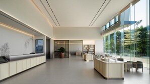 A modern hotel lobby with a reception desk, seating area, and large windows offering a view of the outdoors. - Ji Hotel Guangzhou Huangpu Science City Luogang (Guangzhou)