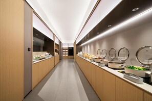 A modern, well-lit corridor with a long counter displaying various food items and containers. - Ji Hotel Guangzhou Huangpu Science City Luogang (Guangzhou)