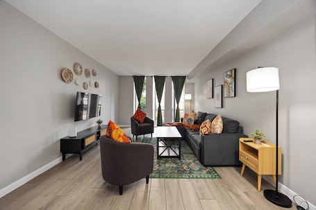 TV. Towne Plaza Apartments #292 in the Galleria Area - 7 km from FIFA Fan Fest