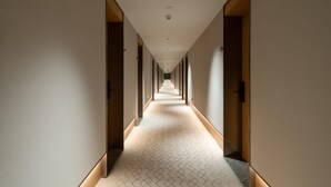 A long, narrow hallway with a patterned carpet and light-colored walls. - Ji Hotel Guangzhou Huadu Square Metro Station (Guangzhou)