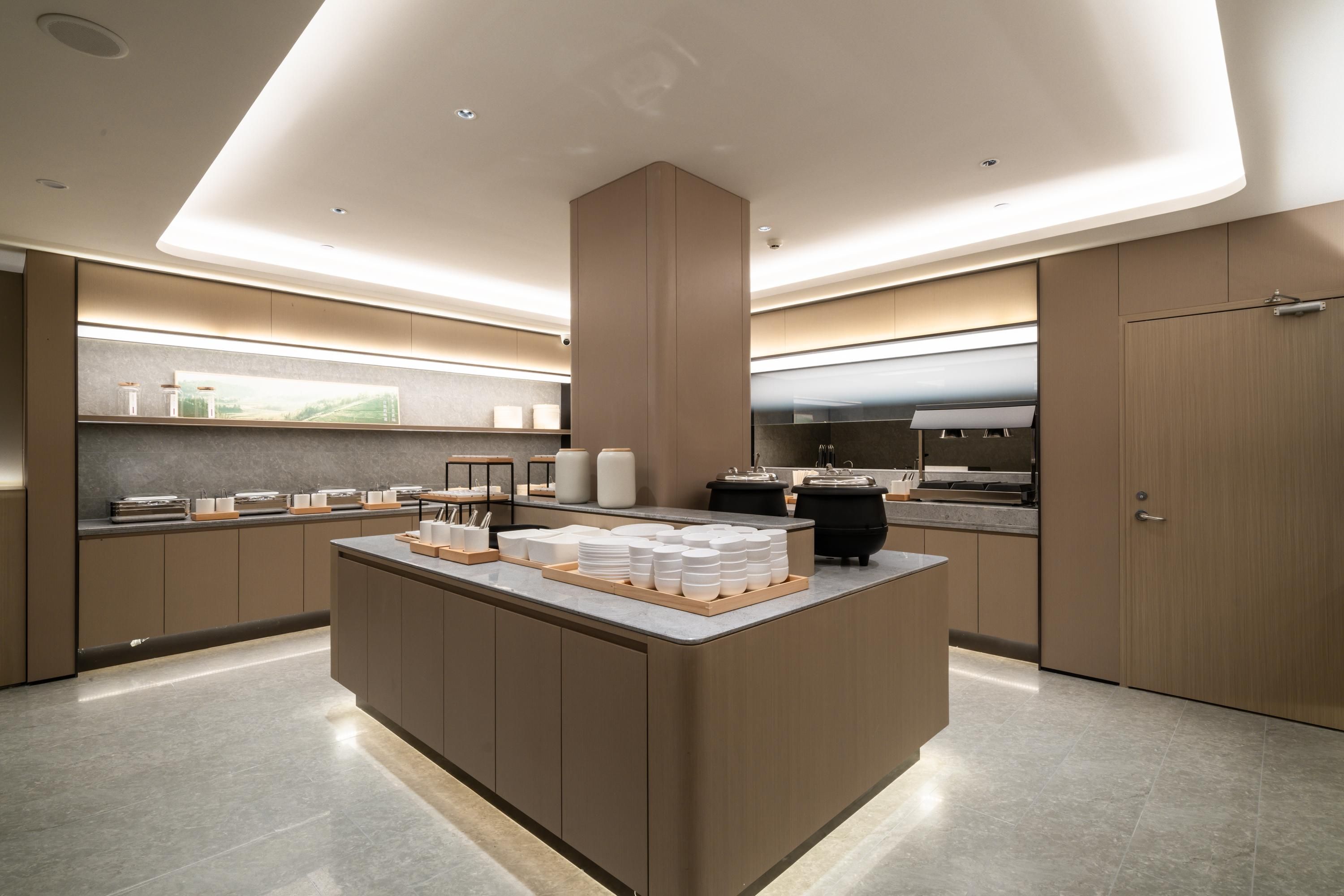Una cucina moderna con isola centrale, elettrodomestici integrati e un design elegante.