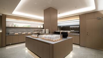 Una cucina moderna con isola centrale, elettrodomestici integrati e un design elegante.